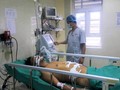 Bác sĩ theo dõi tình hình sức khỏe của bệnh nhân sau mổ