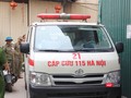 Xe cấp cứu đưa thi thể nạn nhân cuối cùng ra khỏi hiện trường.