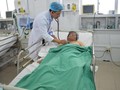 Bác sĩ của Bệnh viện đa khoa Trung ương Cần Thơ chăm sóc cho bệnh nhân T.