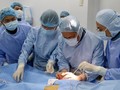 Bác sĩ của Bệnh viện quận Thủ Đức phẫu thuật đặt Stenf Graft cho bệnh nhân