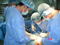 Bác sĩ của Bệnh viện đa khoa Trung ương Cần Thơ phẫu thuật cho một bệnh nhân