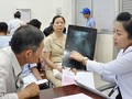 Bác sĩ khám chữa cho bệnh nhân
