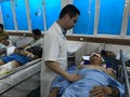 Bác sĩ của Bệnh viện Hữu nghị Việt Đức khám cho bệnh nhân tai nạn giao thông nhập viện.