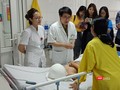 Bác sĩ của Bệnh viện chăm sóc cho bệnh nhi