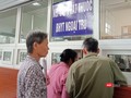 Bệnh nhân ung thư nhận thuốc theo diện bảo hiểm y tế.