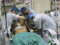 Nhóm bác sĩ của Bệnh viện E chăm sóc cho bệnh nhân sau phẫu thuật.