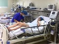 Điều trị cho bệnh nhi mắc viêm não Nhật Bản tại Bệnh viện Nhi Trung ương.