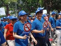 PGS.TS. Lương Ngọc Khuê - Cục trưởng Cục Quản lý Khám, chữa bệnh (Bộ Y tế), ông Kidong Park - Trưởng đại diện WHO tại Việt Nam cùng nhiều đại biểu đi bộ giữa trưa nắng để hưởng ứng Tuần lễ Quốc gia không thuốc lá.