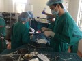 Nhóm bác sĩ của Bệnh viện phẫu thuật cho bệnh nhân
