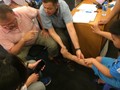 Nhóm bác sĩ nước ngoài khám cho các em nhỏ bị sẹo tại Bệnh viện đa khoa Xanh Pôn.