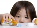 Phụ huynh không nên để thuốc ở trong tầm với của trẻ, cho trẻ nghịch thuốc hoặc ví thuốc như kẹo khiến trẻ hiểu lầm, dễ bị ngộ độc.