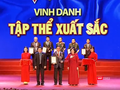 Ông Lương Ngọc Khuê - Cục trưởng Cục Quản lý Khám, chữa bệnh nhận giải thưởng tập thể xuất sắc tại Chương trình Vinh quang Việt Nam 2019.