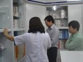 Ông Trần Văn Chung - Phó Giám đốc Sở Y tế Hà Nội kiểm tra nhà thuốc của Bệnh viện Phụ sản Trung ương.