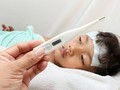 Bệnh nhi mắc sốt xuất huyết (Ảnh minh họa)