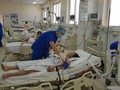 Bác sĩ của Bệnh viện Quân y 105 chăm sóc cho bệnh nhân Q.