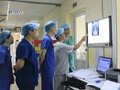 Nhóm bác sĩ của Bệnh viện E hội chẩn, đưa ra hướng điều trị tiếp theo cho nam bệnh nhân.