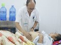 Bác sĩ khám cho bệnh nhân viêm gan.