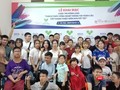 Các thí sinh chụp ảnh cùng với ban tổ chức cuộc thi.