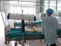 Các bé được người nhà chăm sóc tại Viện Bỏng Quốc gia.