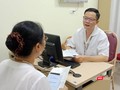 PGS.TS. Đỗ Trường Thành - Trưởng khoa Phẫu thuật tiết niệu, Bệnh viện Hữu nghị Việt Đức khám cho bệnh nhân.