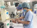 Bác sĩ Bệnh viện Nhi Trung ương điều trị tích cực cho trẻ nhỏ (Ảnh minh họa)