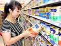 Người dân lựa chọn sữa bột cho trẻ tại siêu thị