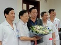 Nhóm bác sĩ của Bệnh viện Phụ sản Trung ương chụp ảnh lưu niệm cùng người nhà sản phụ sau khi mổ.