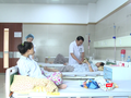 PGS.TS. Phạm Bá Nha – Trưởng khoa Phụ Sản, Bệnh viện Bạch Mai khám cho các thai phụ tại Khoa.