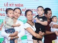 Những người mẹ hạnh phúc ôm con trong tay - thành tựu sau những năm tháng vất vả ngược xuôi điều trị vô sinh, hiếm muộn.