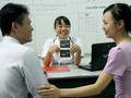 Sau một quá trình điều trị vô sinh rất vất vả, đôi vợ chồng nở nụ cười hạnh phúc khi biết mình đã có con.