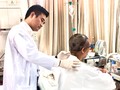 Bác sĩ khám cho nữ bệnh nhân hai tuần sau khi phẫu thuật.