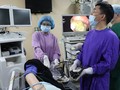 Nhóm bác sĩ của Bệnh viện E phẫu thuật nội soi cho cụ ông.