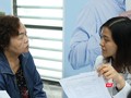 Bác sĩ tư vấn cho bệnh nhân mắc đái tháo đường tai Bệnh viện Hữu nghị ngày 30/11.