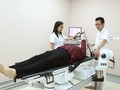 Nhóm bác sĩ của Bệnh viện Trung ương Quân đội 108 ứng dung robot hiện đại giúp bệnh nhân tập phục hồi chức năng khớp vai.