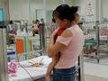 Cha mẹ chăm sóc cho trẻ tại Bệnh viện Nhi Trung ương.