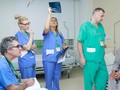 Nhóm bác sĩ của Tổ chức Operation Walk Ireland thăm khám cho bệnh nhân tại Bệnh viện Trung ương Quân đội 108.