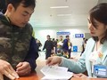 Một phụ huynh được nhân viên của Bệnh viện Nhi Trung ương hướng dẫn thủ tục thanh toán ra viện.
