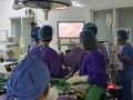 Các bác sĩ phẫu thuật cắt u gan nội soi cho bệnh nhân.
