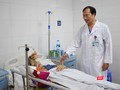 Bác sĩ Vũ Xuân Hùng thăm khám cho bệnh nhân.
