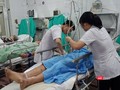 Bác sĩ của Bệnh viện Hữu nghị Việt Đức cấp cứu cho nạn nhân tai nạn giao thông.