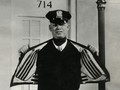 Áo khoác có lò sưởi điện bên trong dành cho cảnh sát giao thông ở Mỹ năm 1932.
