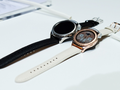 Hai phiên bản sang trọng của Gear S2 classic. 