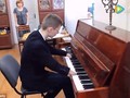Khâm phục cậu bé không tay đánh đàn piano