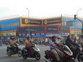 Hệ thống Thế Giới Di Động, Điện máy Xanh "bao vây" FPT Shop trên đường Phan Văn Hớn (Q.12, TP.HCM