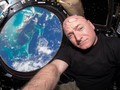 Theo BBC, khoang đổ bộ của tàu Soyuz đã đưa Scott Kelly trở về Trái Đất và đáp xuống Kazakhstan vào sáng hôm nay, sau 340 ngày ông sống trên ISS. Kelly, 51 tuổi, trở thành phi hành gia người Mỹ phục vụ nghiên cứu lâu nhất trong không gian, phá vỡ kỷ lục t