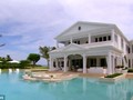 Khu resort  của diva Celine Dion tọa sở hữu một công viên nước rộng lớn mà bất kỳ ai cũng thèm muốn. Sân sau của khu biệt thự có hai hồ bơi khổng lồ, một dòng sông lười và một đường trượt nước quanh co. 