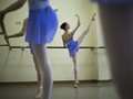 Nữ nghệ sĩ ballet Mỹ Harper Ortlieb trong giờ học tại Học viện Múa Matxcơva 
