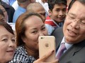 Thủ tướng Hun Sen (bìa phải) gần đây đã tỏ ra rất chuộng công nghệ - Ảnh: AFP