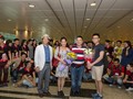 Các nghệ sĩ chụp hình cùng đoàn du học sinh ra đón đoàn.