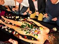 Nyotaimori là tên gọi dùng để ám chỉ những bữa tiệc thân thể trong đó có món sushi hoặc sashimi được bày thành thức ăn trên cơ thể một người phụ nữ đẹp khỏa thân. Ảnh: Eventforyou